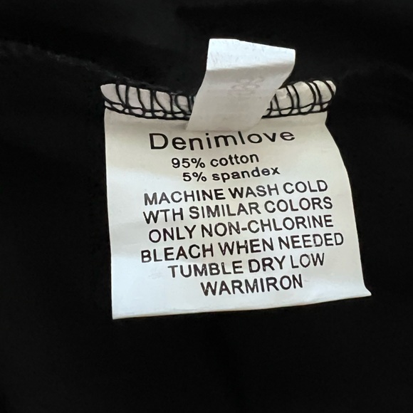 Black Stylish T-shirt with Puffy Pink Flowers attached. Small, Medium and Large - Picture 4 of 6